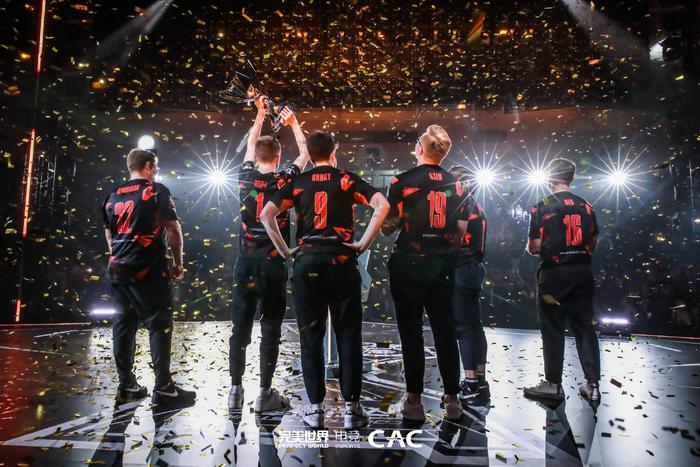 关于FaZeClan夺下首局Bo5，NiKo狙击手段夺目的信息