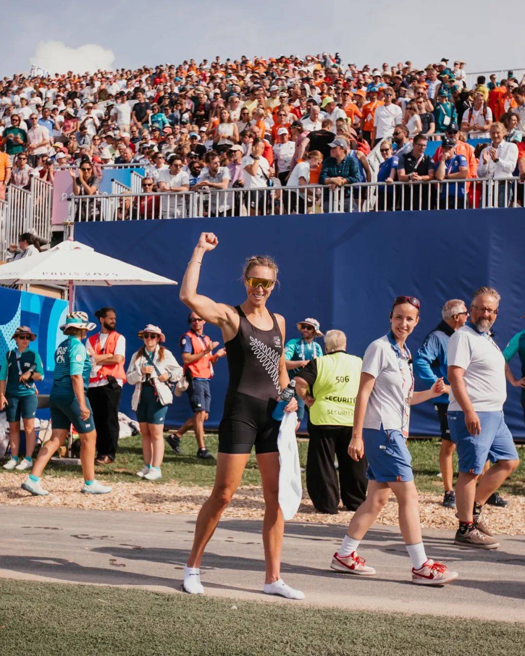 新西兰女子举重选手创造新纪录