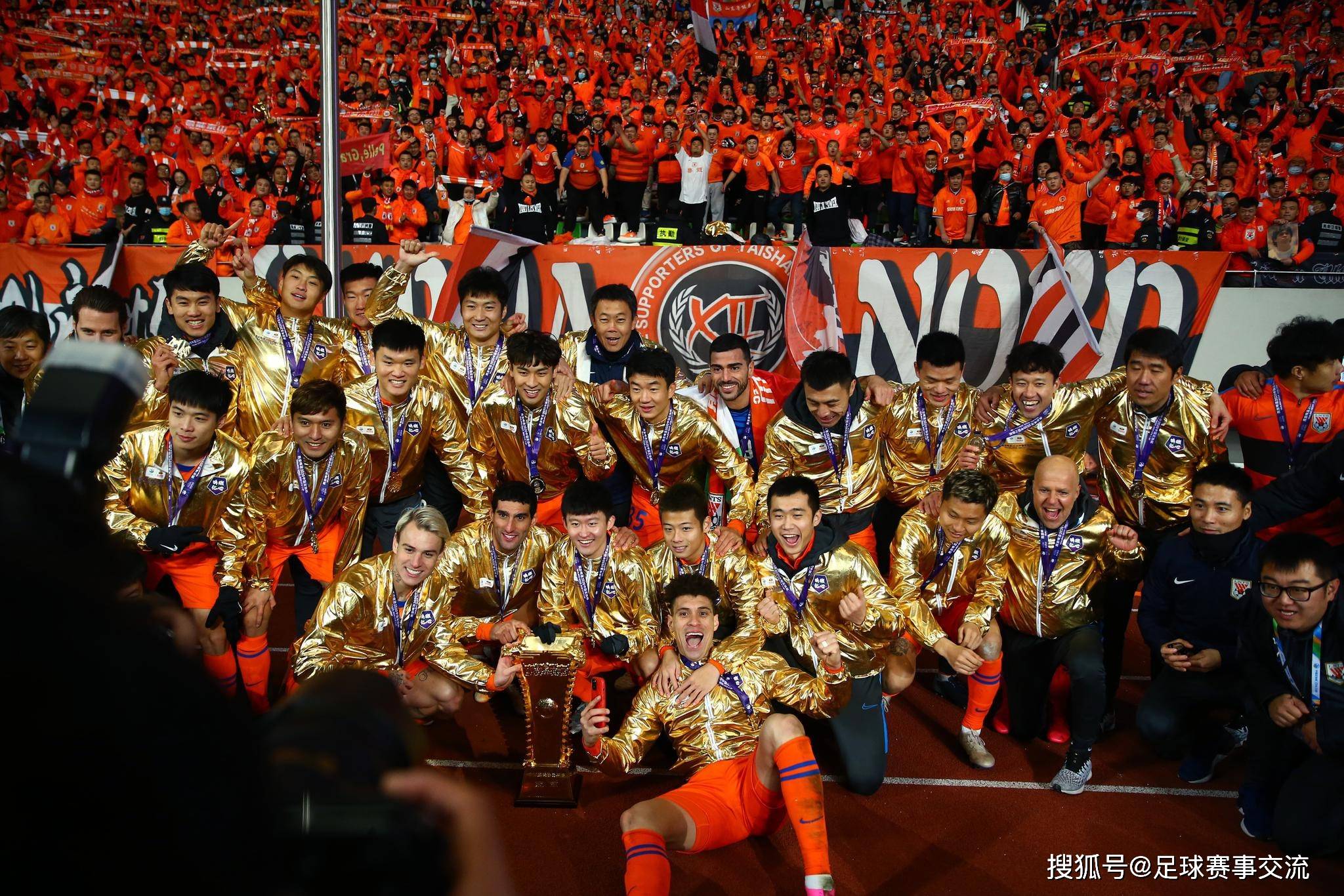 关于举世瞩目足球大赛，球场上热闹非凡的信息