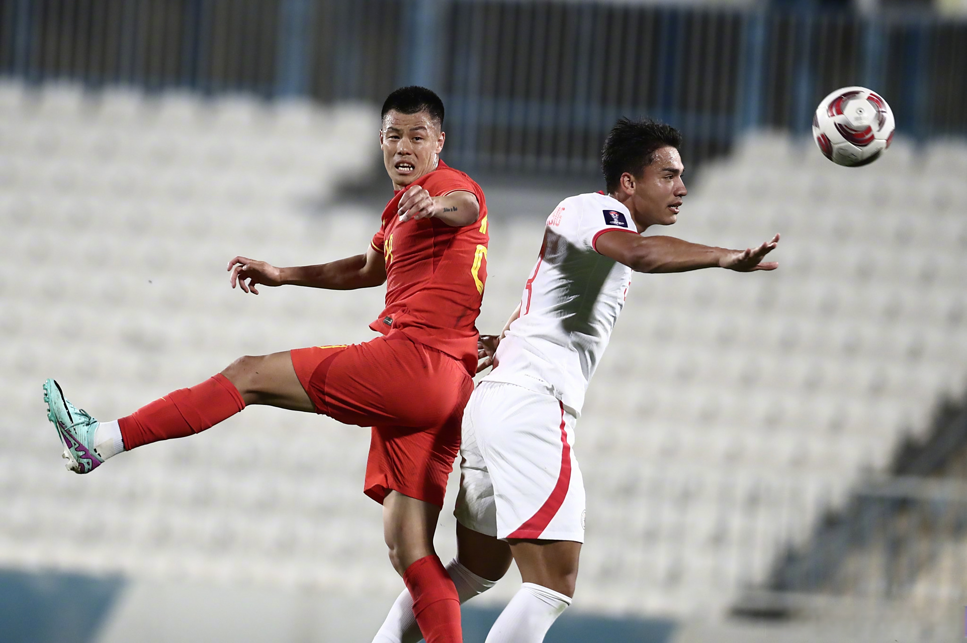 关于香港举行足球比赛，国家队表现激烈的信息