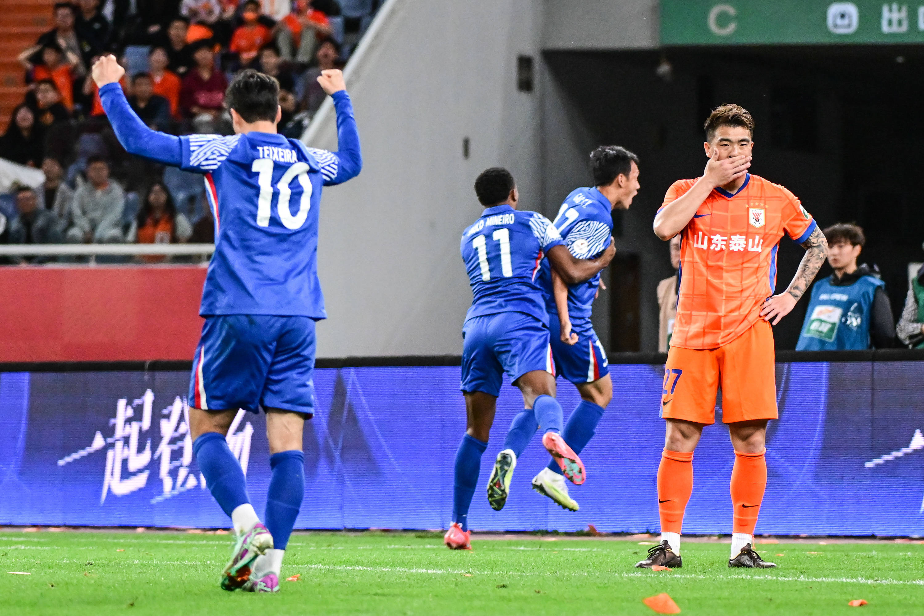 包含中国职业足球联赛季末争冠战紧张开启的词条