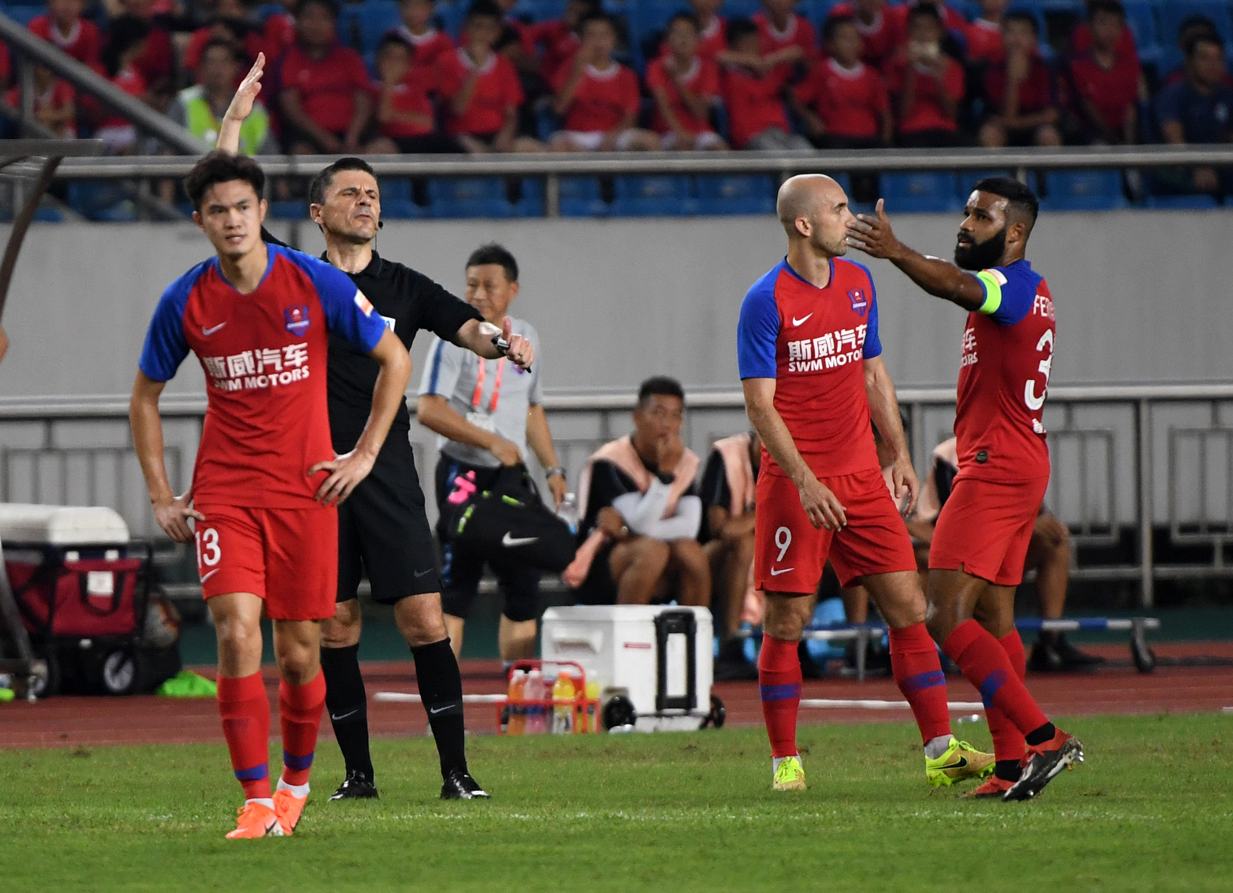 包含拼尽全力：重庆斯威遗憾落败，未能抢分继续保级的词条