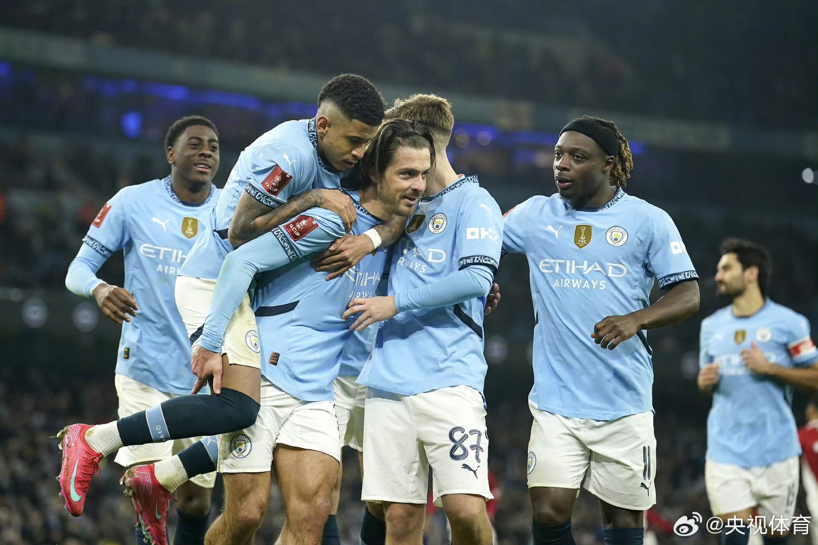 曼城客场大获全胜，紧咬榜首位置的简单介绍