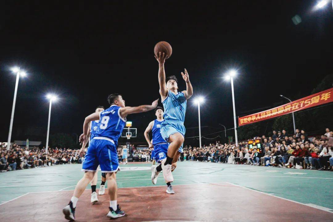 篮球比赛中球员们奋力拼搏，赢得掌声