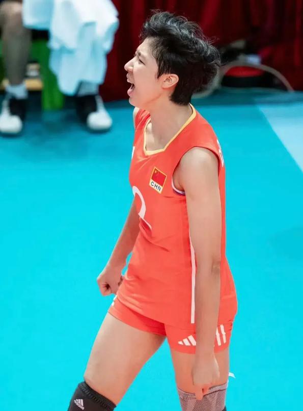 精神矍铄女队员在比赛中表现抢眼，力夺胜利