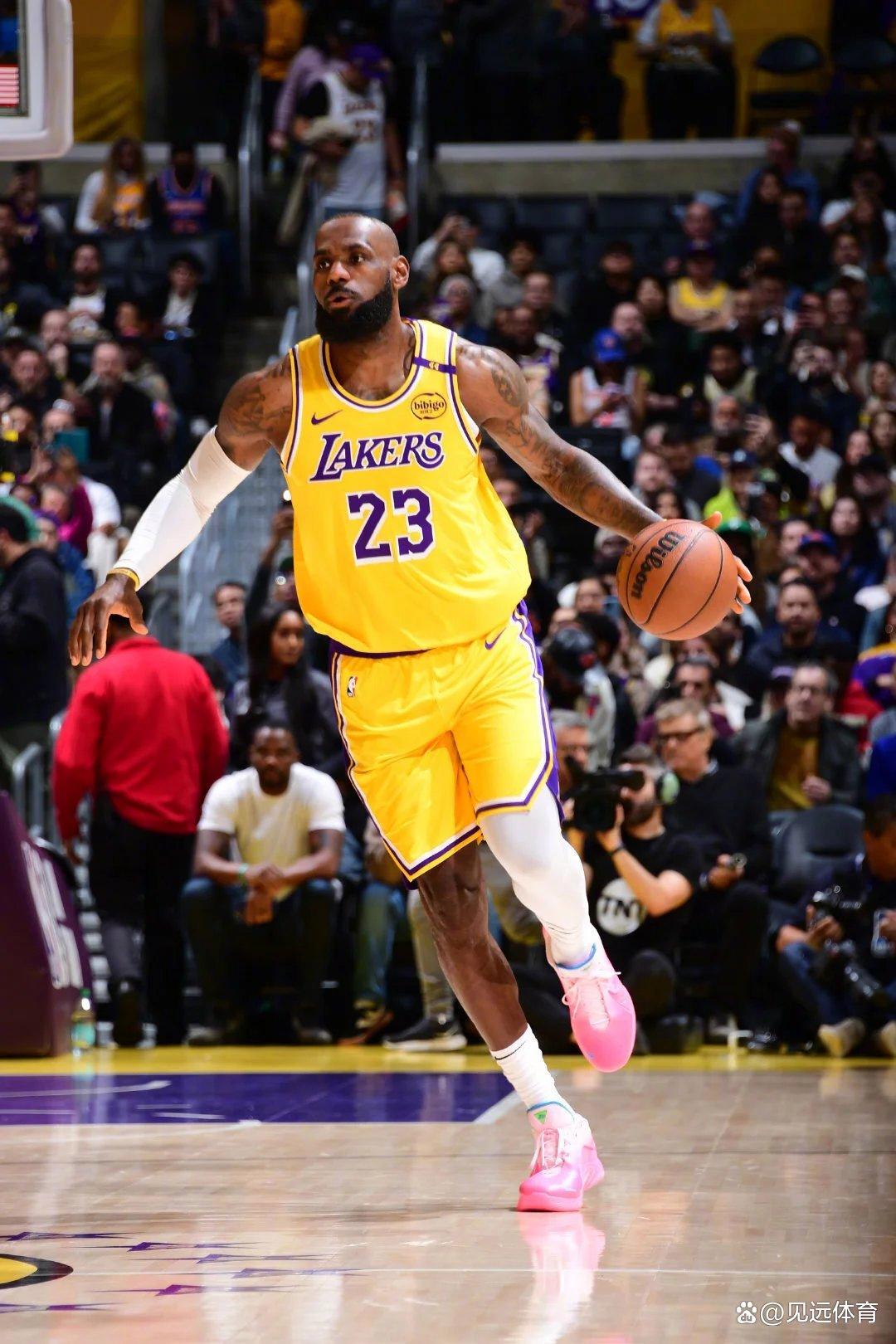 黑白直播体育-湖人鏖战国王，福克斯状态火热