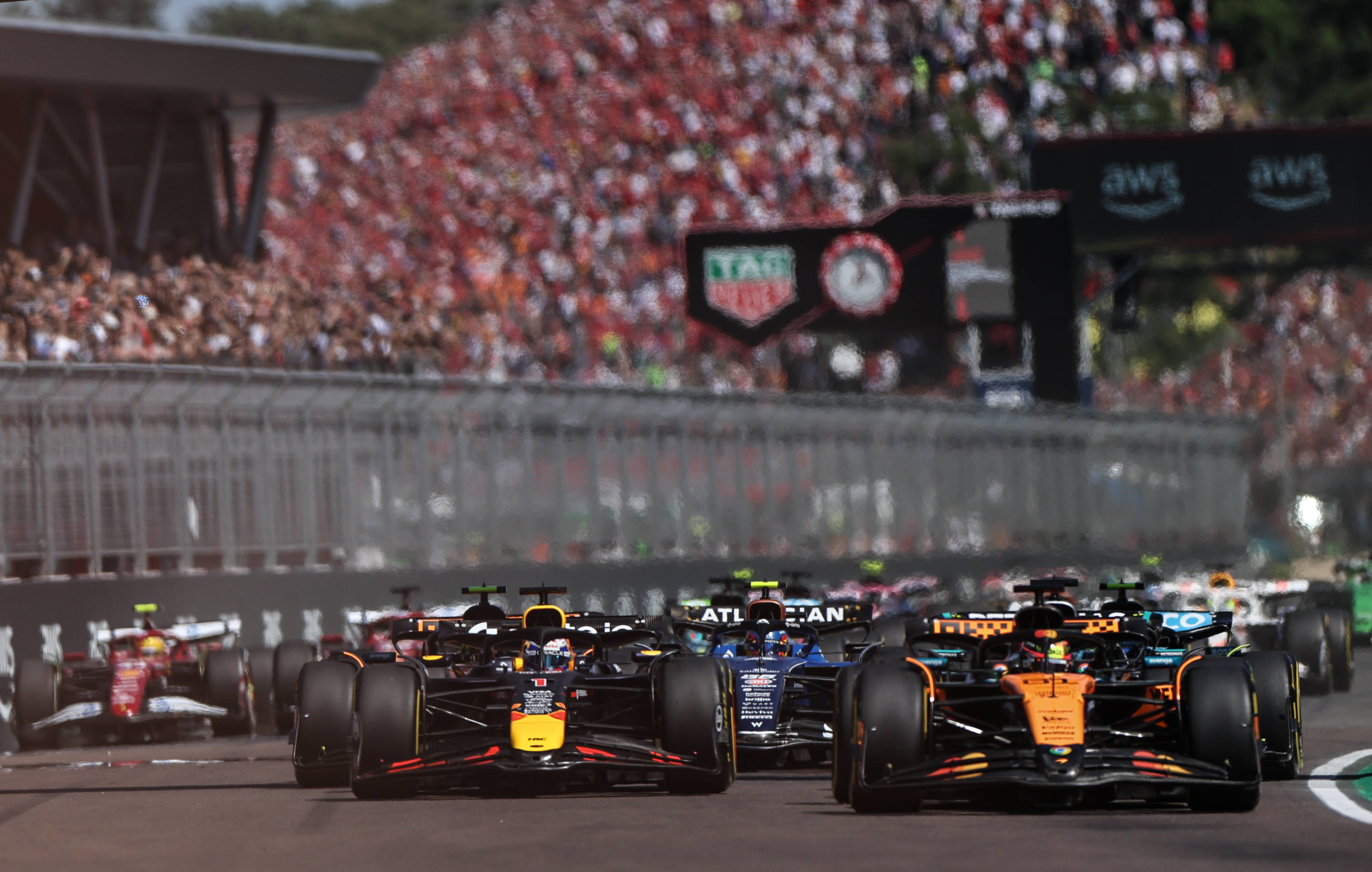 黑白直播网-梅赛德斯鏖战红牛二队，塞恩斯扛起全队